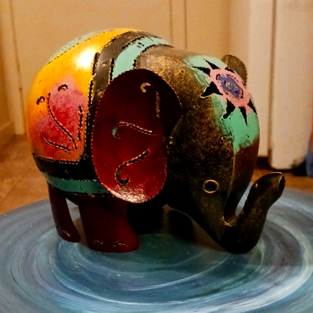 *2*Unique decorative elephant candle holder and bonus white elephant lamp
